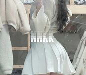 Cô giáo xinh đẹp và giàu có "Coco sữa" mặc đồ rất nữ tính để đến trường.