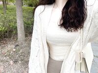 Cô giáo xinh đẹp và giàu có "Coco sữa" mặc đồ rất nữ tính để đến trường.