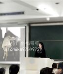 Cô giáo xinh đẹp và giàu có "Coco sữa" mặc đồ rất nữ tính để đến trường.