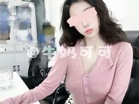 Cô giáo xinh đẹp và giàu có "Coco sữa" mặc đồ rất nữ tính để đến trường.