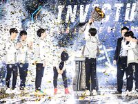 推特反差傻白甜【人活着就是为了六花】微露脸大尺度，暴力口交嘴巴都插变形了