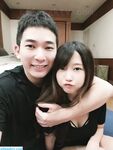 33만명의 팬을 보유한 대형 종마 [차오유팅]은 젊은 모델 미소녀 [미트빵]과 인연을 맺고 섹스 중 얼굴을 드러내며 셀카를 찍는다. 그의 S급 몸매는 너무 매력적이어서 그녀와 2번의 섹스를 했다. 열.