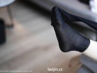 2024年新作流出 秀人騷逼【心妍小公主】白領襯衫黑絲露奶，無胸貼露點，絲襪揉奶，奶頭又大又挺，叫你一口含住欲罷不能