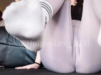 เทพธิดาคั้นน้ำเท้าผ้าไหมของหญิงสาวผู้สง่างาม "Xi Xi" ถูฝ่าเท้าและนิ้วเท้าของไก่ของคุณขึ้นและลงอย่างเข้มข้นถุงยางอนามัยผ้าไหมสีดำใต้ส่วนโค้งของเท้าที่สมบูรณ์แบบนั้นพุ่งออกมาที่ฝ่าเท้าทั้งหมด