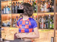 [심야 프로젝트] 최고의 모델 [미스 이해] - 월드컵 섹시 축구 아가씨가 바에서 노출된 그녀의 매력적인 몸매를 공개하여 손님을 유혹합니다.