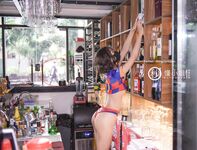 [심야 프로젝트] 최고의 모델 [미스 이해] - 월드컵 섹시 축구 아가씨가 바에서 노출된 그녀의 매력적인 몸매를 공개하여 손님을 유혹합니다.