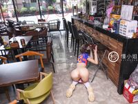 [심야 프로젝트] 최고의 모델 [미스 이해] - 월드컵 섹시 축구 아가씨가 바에서 노출된 그녀의 매력적인 몸매를 공개하여 손님을 유혹합니다.