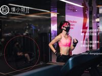 【深夜企劃】極品模特【懂小姐】-健身房露出