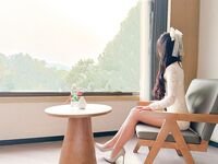 ハイジャオコミュニティの兄と妹の近親相姦 【潮吹きできる妹】ホテルの床から天井まである窓の前で30歳の長女がマンコを激しく潮吹きさせてセックスしたそうな表情を浮かべる