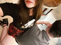 美如翹臀優雅御姐『沫寶』穿著長筒靴被哥哥按在桌子上後入，每一下都頂到子宮，叫的這么大聲會被隔壁聽到嘛