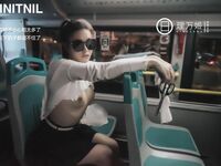 【深夜企劃】極品模特【理萬姬】-公交車露出