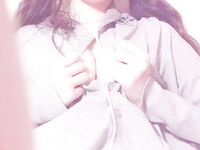 宅男福利，推特瘦瘦的白虎清純小嫩妹【原野小年】收費私拍，制服臉穴同框紫薇，看錶情很敏感受不了