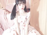 宅男福利，推特瘦瘦的白虎清純小嫩妹【原野小年】收費私拍，制服臉穴同框紫薇，看錶情很敏感受不了