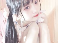 宅男福利，推特瘦瘦的白虎清純小嫩妹【原野小年】收費私拍，制服臉穴同框紫薇，看錶情很敏感受不了