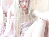 宅男福利，推特瘦瘦的白虎清純小嫩妹【原野小年】收費私拍，制服臉穴同框紫薇，看錶情很敏感受不了