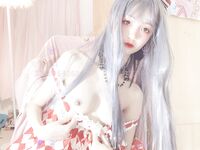 宅男福利，推特瘦瘦的白虎清純小嫩妹【原野小年】收費私拍，制服臉穴同框紫薇，看錶情很敏感受不了