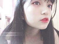 宅男福利，推特瘦瘦的白虎清純小嫩妹【原野小年】收費私拍，制服臉穴同框紫薇，看錶情很敏感受不了