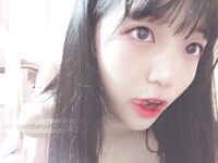 宅男福利，推特瘦瘦的白虎清純小嫩妹【原野小年】收費私拍，制服臉穴同框紫薇，看錶情很敏感受不了