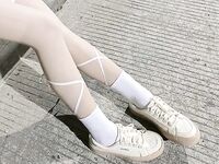 顶级反差尤物福利女神『美美小气』丝袜塞B，丝袜出来时抽出来的时候水不停的喷，让自己高潮了