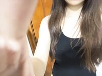 顶级反差尤物福利女神『美美小气』丝袜塞B，丝袜出来时抽出来的时候水不停的喷，让自己高潮了