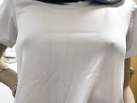 Ang top-contrast na maliit na asong babae [mga marka ng ngipin sa kanyang leeg] ay sinanay ng kanyang ama sa isang threesome.