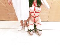 ในปี 2002 เด็กสาวเสือขาวจากซีอาน [ringorange02] แตกต่างอย่างมาก เธอถูกเปิดเผยกลางแจ้งและเปิดเผยช่องคลอดของเธออย่างกล้าหาญ เธอยังคงถูกพี่ชายอ้วนระยำต่อไป