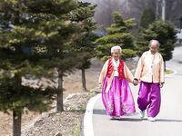 最新10月推特绝版福利！退圈淫妻【AstroNanami】三男三女群P，又干又调教，高难度姿势连接做爱