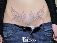 逼脸同框反差少女『不得惹』露出紫薇小小年纪就这么放荡，以后还了得，超嫩小骚逼人形小母狗有钱人的玩物