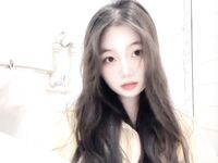 Gadis sekolah yang tulen dan cantik itu adalah kekasih idaman ramai orang, tetapi secara peribadi dia sebenarnya seorang pelacur, yang berbeza sekali dengan wajah comelnya.