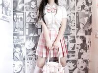 Gadis sekolah yang tulen dan cantik itu adalah kekasih idaman ramai orang, tetapi secara peribadi dia sebenarnya seorang pelacur, yang berbeza sekali dengan wajah comelnya.