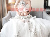 劲爆反差性感尤物『兔兔』及其闺蜜VIP群秀禾群婚纱露脸口交啪啪，唯美性感婚纱新娘超级反差完整版福利①