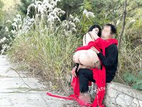 劲爆反差性感尤物『兔兔』及其闺蜜VIP群秀禾群婚纱露脸口交啪啪，唯美性感婚纱新娘超级反差完整版福利①