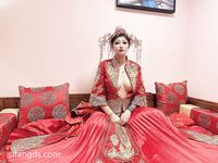 劲爆反差性感尤物『兔兔』及其闺蜜VIP群秀禾群婚纱露脸口交啪啪，唯美性感婚纱新娘超级反差完整版福利①