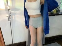 抖音B站双视主播，刷礼物才能看到的福利，嫩穴在透明椅子上随着蜜臀的摆动左拉右扯