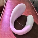 抖音B站双视主播，刷礼物才能看到的福利，嫩穴在透明椅子上随着蜜臀的摆动左拉右扯