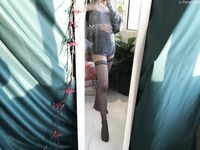 抖音B站双视主播，刷礼物才能看到的福利，嫩穴在透明椅子上随着蜜臀的摆动左拉右扯