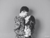 Weibo pelajar Kanada Li Tianyi: Auntie Li Tian, perempuan jalang yang cantik dengan senyuman manis, sedang bersetubuh dengan teman lelakinya di dalam bilik hotel. Dia melutut di atas lantai menjilat zakarnya, memeluk kaki dan air mani tanpa kondom. Saya t