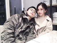 Weibo pelajar Kanada Li Tianyi: Auntie Li Tian, perempuan jalang yang cantik dengan senyuman manis, sedang bersetubuh dengan teman lelakinya di dalam bilik hotel. Dia melutut di atas lantai menjilat zakarnya, memeluk kaki dan air mani tanpa kondom. Saya t