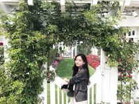 Weibo pelajar Kanada Li Tianyi: Auntie Li Tian, perempuan jalang yang cantik dengan senyuman manis, sedang bersetubuh dengan teman lelakinya di dalam bilik hotel. Dia melutut di atas lantai menjilat zakarnya, memeluk kaki dan air mani tanpa kondom. Saya t