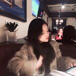 Weibo pelajar Kanada Li Tianyi: Auntie Li Tian, perempuan jalang yang cantik dengan senyuman manis, sedang bersetubuh dengan teman lelakinya di dalam bilik hotel. Dia melutut di atas lantai menjilat zakarnya, memeluk kaki dan air mani tanpa kondom. Saya t