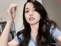 Weibo pelajar Kanada Li Tianyi: Auntie Li Tian, perempuan jalang yang cantik dengan senyuman manis, sedang bersetubuh dengan teman lelakinya di dalam bilik hotel. Dia melutut di atas lantai menjilat zakarnya, memeluk kaki dan air mani tanpa kondom. Saya t