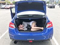 Weibo pelajar Kanada Li Tianyi: Auntie Li Tian, perempuan jalang yang cantik dengan senyuman manis, sedang bersetubuh dengan teman lelakinya di dalam bilik hotel. Dia melutut di atas lantai menjilat zakarnya, memeluk kaki dan air mani tanpa kondom. Saya t