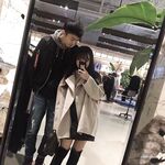 Weibo pelajar Kanada Li Tianyi: Auntie Li Tian, perempuan jalang yang cantik dengan senyuman manis, sedang bersetubuh dengan teman lelakinya di dalam bilik hotel. Dia melutut di atas lantai menjilat zakarnya, memeluk kaki dan air mani tanpa kondom. Saya t