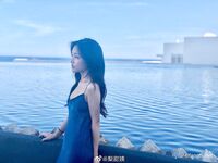 Weibo pelajar Kanada Li Tianyi: Auntie Li Tian, perempuan jalang yang cantik dengan senyuman manis, sedang bersetubuh dengan teman lelakinya di dalam bilik hotel. Dia melutut di atas lantai menjilat zakarnya, memeluk kaki dan air mani tanpa kondom. Saya t