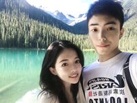 Weibo pelajar Kanada Li Tianyi: Auntie Li Tian, perempuan jalang yang cantik dengan senyuman manis, sedang bersetubuh dengan teman lelakinya di dalam bilik hotel. Dia melutut di atas lantai menjilat zakarnya, memeluk kaki dan air mani tanpa kondom. Saya t