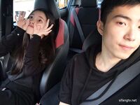 Weibo pelajar Kanada Li Tianyi: Auntie Li Tian, perempuan jalang yang cantik dengan senyuman manis, sedang bersetubuh dengan teman lelakinya di dalam bilik hotel. Dia melutut di atas lantai menjilat zakarnya, memeluk kaki dan air mani tanpa kondom. Saya t