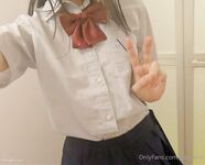 极品校花级嫩妹『Hentai-TV』被擒住双腿粉嫩白虎蜜穴被塞入肉棒，小巧的身材被各种姿势抽插打桩声音动听