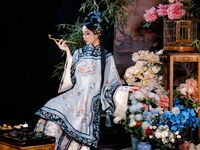 精緻胸模女神｢年年｣絲蘭陵氣質大家閨秀 圓潤美胸軍閥玩物 慵雅脫俗真想把玩一番