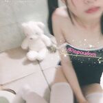 超嫩合法小母狗萝莉『LepALuli2kVN』被主人爸爸拽着双马尾后入，无毛小嫩穴被大肉棒塞满