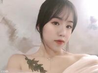 刚大学毕业的高颜值女大学生，私下里和男友同居，妹子的颜值和身材简直极品，在床上简直就是只母狗，求着男友操